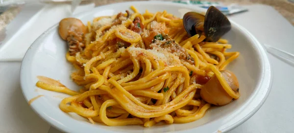 토마토를 곁들인 이탈리아식 스파게티 고품질 — 스톡 사진
