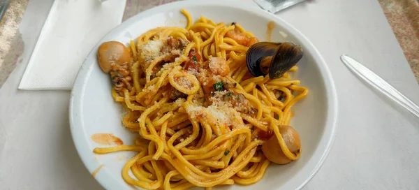 Italiensk Rätt Med Spaghetti Med Musslor Och Tomat Högkvalitativt Foto — Stockfoto