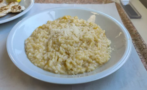 Italská Mísa Rýže Sýrovou Omáčkou Kvalitní Fotografie — Stock fotografie