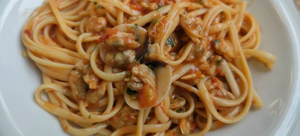 조개와 토마토를 곁들인 이탈리아식 스파게티 고품질 — 스톡 사진