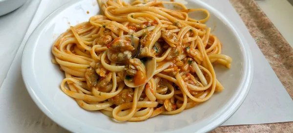 조개와 토마토를 곁들인 이탈리아식 스파게티 고품질 — 스톡 사진