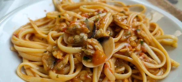 Ιταλικό Πιάτο Σπαγγέτι Μύδια Και Ντομάτα Υψηλής Ποιότητας Φωτογραφία — Φωτογραφία Αρχείου