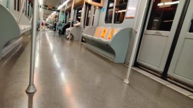 Metro içi ışık yollarıyla ve vagonların hareketleriyle dolu. Yüksek kalite 4k görüntü