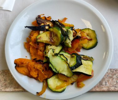 Kabak ve kabaklı ızgara sebze yemeği. Yüksek kalite fotoğraf