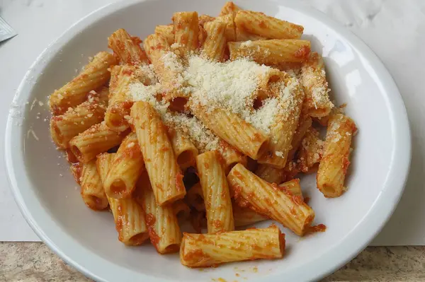 配上番茄酱和意大利芝士的意大利面 高质量的照片 — 图库照片