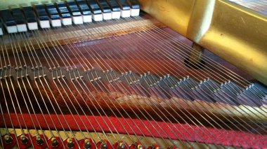 Metal çerçeveli ve telli piyano iç tasarımı. Yüksek kalite fotoğraf