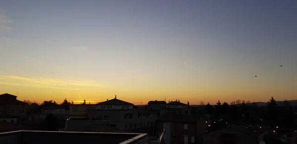 Wschód Słońca Nad Miastem Bibbiano Reggio Emilia Kolorami Dachami Domów — Zdjęcie stockowe