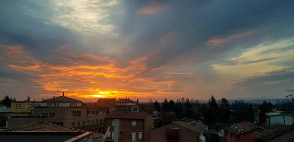 Wschód Słońca Nad Miastem Bibbiano Reggio Emilia Kolorami Dachami Domów — Zdjęcie stockowe