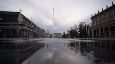 Reggio Emilia, Valli Tiyatrosu 'nun önündeki parlak renkli fıskiyeleri kazandı. Yüksek kalite 4k görüntü