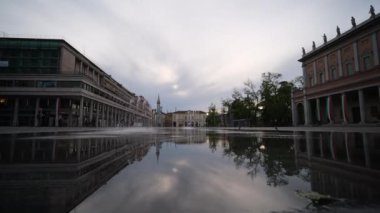 Reggio Emilia, Valli Tiyatrosu 'nun önündeki parlak renkli fıskiyeleri kazandı. Yüksek kalite 4k görüntü