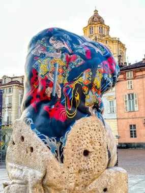 Torino, İtalya: 2022 10 02 heykel sanat eserleri için dövmelerle kaplı şehir merkezinde. Yüksek kalite fotoğraf