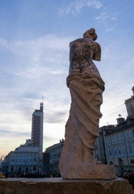 Torino, İtalya: 2022 10 02 heykel sanat eserleri için dövmelerle kaplı şehir merkezinde. Yüksek kalite fotoğraf