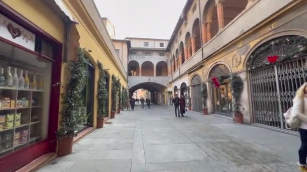 レッジョ エミリア イタリア 2023 03通常の仕事の日にお店やアーチと街の古代ブルレットエリア 高品質4K映像 — ストック動画