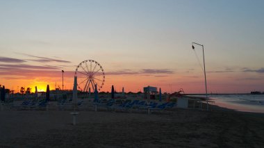 İtalya 'da Rimini plajı. Gün batımı. Dönme dolap uzun pozlu. Yüksek kalite fotoğraf