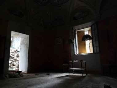 Terk edilmiş evde masa ve sandalyeli loş ışıklı bir oda. Yüksek kalite fotoğraf