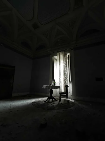 Licht Verlichte Kamer Met Tafel Stoelen Verlaten Huis Hoge Kwaliteit — Stockfoto
