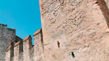 Sirmione Kalesi Garda Gölü 'ndeki tekneden görüldü. Yüksek kalite 4k görüntü