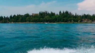Sirmione kıyısında Garda Gölü 'ndeki tekneden görüldü. Yüksek kalite 4k görüntü