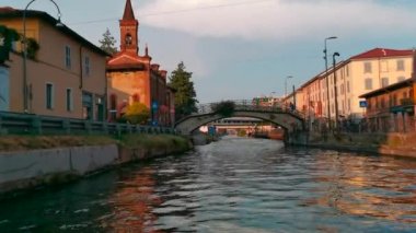 Günbatımında Milano 'daki Naviglio Kanalı' nda yelken açacağız. Yüksek kalite 4k görüntü
