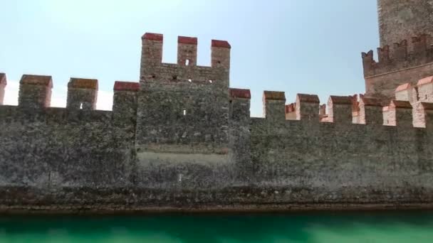 Крепость Замок Сирмиона Видели Лодки Озере Гарда Высококачественные Кадры — стоковое видео