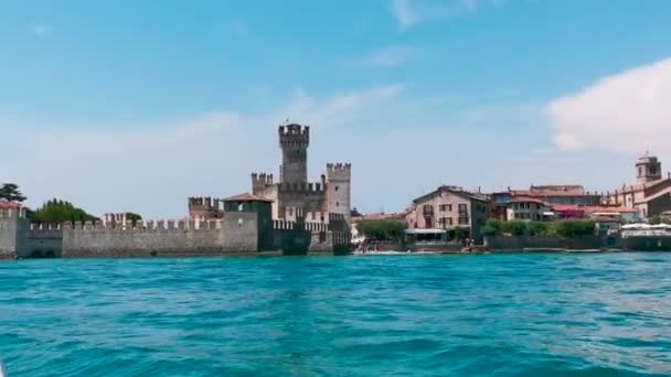 在加尔达湖上的船上看到的锡尔敏城堡 高质量的4K镜头 — 图库视频影像