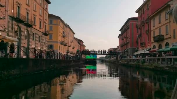 Plachtění Podél Kanálu Naviglio Miláně Při Západu Slunce Vysoce Kvalitní — Stock video