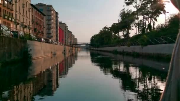 日落时沿着米兰的纳维略运河航行 高质量的4K镜头 — 图库视频影像