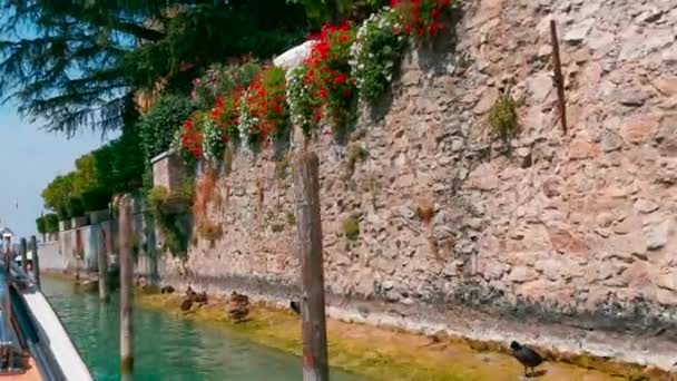 Fortaleza Castillo Sirmione Visto Desde Barco Lago Garda Imágenes Alta — Vídeos de Stock