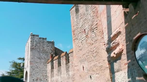 Fästning Slott Sirmione Sett Utifrån Båten Gardasjön Högkvalitativ Film — Stockvideo