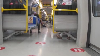 İtalyan metro vagonunun içi hareket halinde. Yüksek kalite 4k görüntü