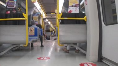 İtalyan metro vagonunun içi hareket halinde. Yüksek kalite 4k görüntü