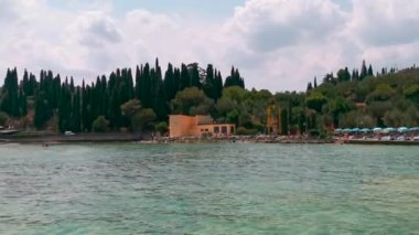 Güneşli bir günde Garda Gölü 'ndeki rıhtımın manzarası. Yüksek kalite 4k görüntü