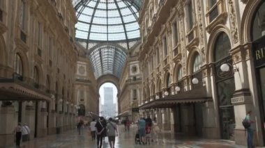 Milan, İtalya - 2022 07 güneşli bir günde alışveriş galerisinde sıradan bir gün. Yüksek kalite 4k görüntü