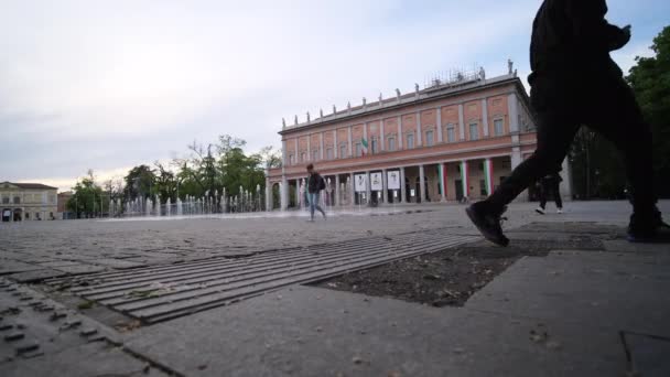 レッジョ エミリア イタリア バリ劇場の前の勝利広場で2023 10の一般的な日 — ストック動画