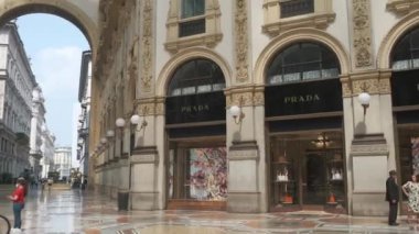 Milan, İtalya - 2022 07 güneşli bir günde alışveriş galerisinde sıradan bir gün. Yüksek kalite 4k görüntü