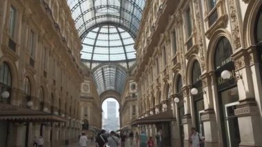 Milan, İtalya - 2022 07 güneşli bir günde alışveriş galerisinde sıradan bir gün. Yüksek kalite 4k görüntü