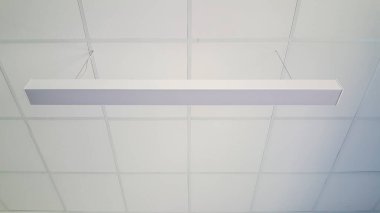 Sahte tavandan sarkan neon ışıklar. Yüksek kalite fotoğraf