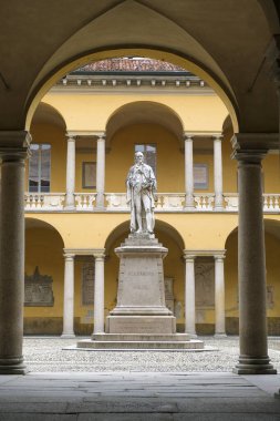 Pavia, İtalya: 2021 01 03 üniversite heykeli ve iç avlu. Yüksek kalite fotoğraf