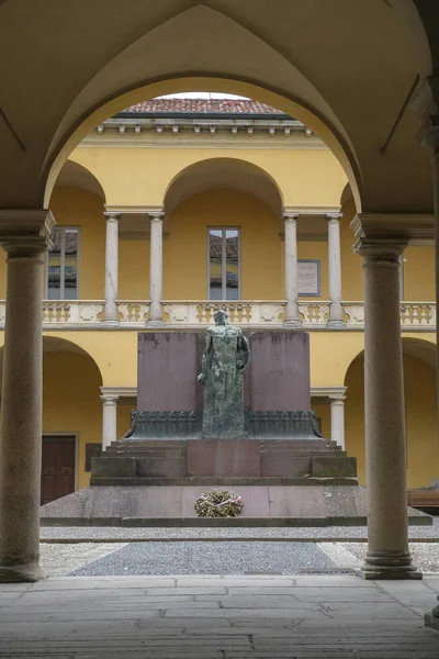 イタリア パヴィア 2021年01月03日大学の彫像や中庭 高品質の写真 — ストック写真
