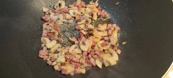 Champignons Coupés Dés Bacon Cuit Wok Photo Haute Qualité — Photo