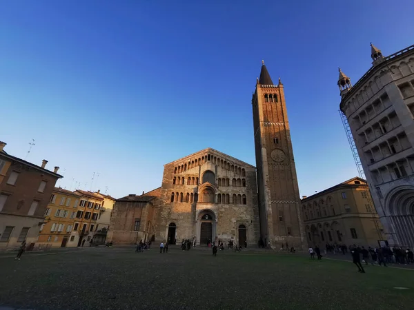 Parma Itália 2022 Praça Catedral Dia Sol Normal Com Turistas — Fotografia de Stock