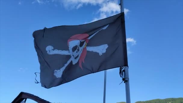 Пиратский Флаг Черепом Крестообразными Костями Размахивающими Ветру Высококачественные Кадры — стоковое видео