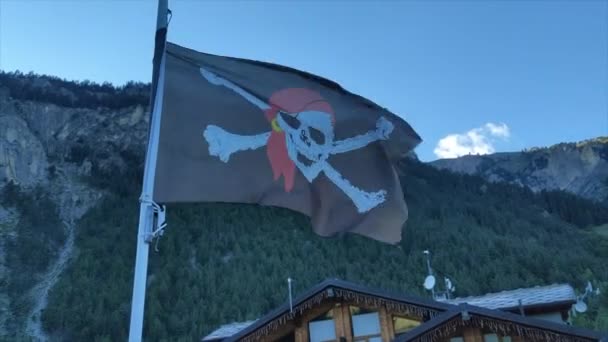 Пиратский Флаг Черепом Крестообразными Костями Размахивающими Ветру Высококачественные Кадры — стоковое видео