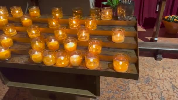 在大教堂里为耶稣 圣母和圣徒点燃的基督教祈祷蜡烛 高质量的4K镜头 — 图库视频影像