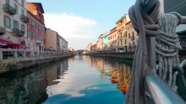 Güneşli bir günde Milano, İtalya 'da Naviglio' da tekne. Yüksek kalite 4k görüntü