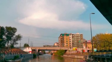 Güneşli bir günde Milano, İtalya 'da Naviglio' da tekne. Yüksek kalite 4k görüntü