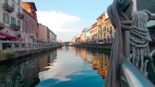 在阳光明媚的意大利米兰的航行船 高质量的4K镜头 — 图库视频影像