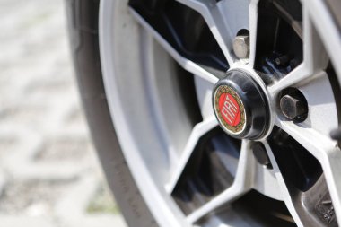 Bibbiano-Reggio Emilia Italy - 07: 15 2015: Eski Fiat Rallisi tekerleğinde klasik arabaların ücretsiz mitingi. Yüksek kalite fotoğraf