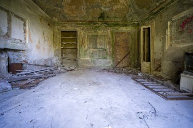 Terk edilmiş evdeki büyük terk edilmiş evlerin kapılarına. Yüksek kalite fotoğraf