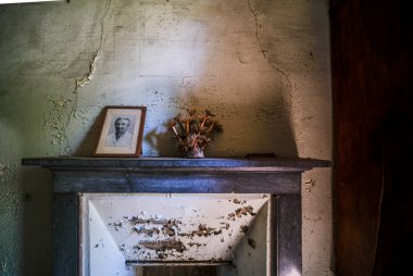 Terk edilmiş evde büyük terk edilmiş bir evde şömine. Yüksek kalite fotoğraf